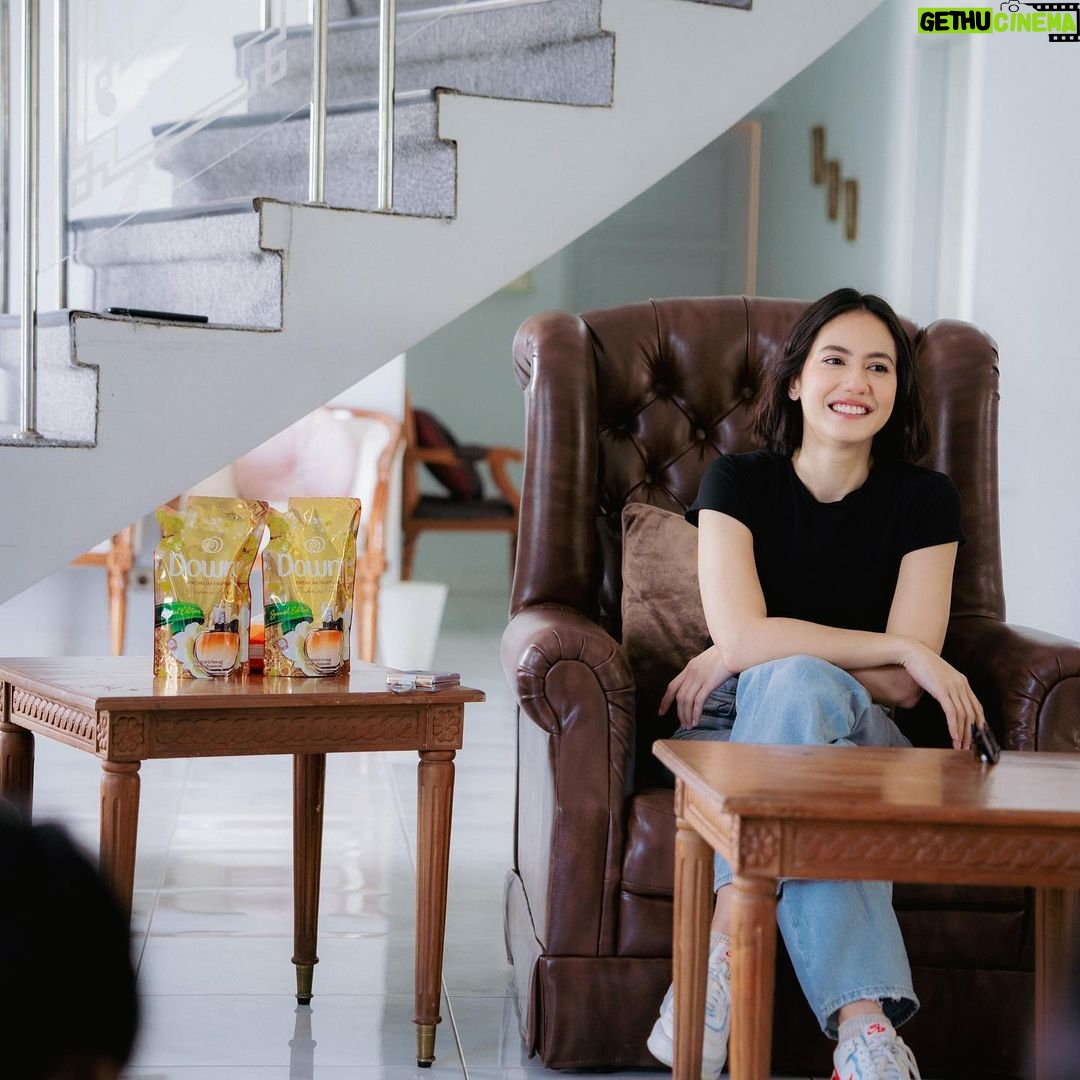 Pevita Pearce Instagram - HAPPY 13th ANNIVERSARY PEVO What did I do to deserve you guys? kalian bukan cuma orang-orang yang mendukung aku tapi kalian adalah keluarga buat aku. selalu ada support aku dari 13 tahun yang lalu. sebuah kebanggaan bisa tumbuh bersama kalian. dari dulu kita pakai seragam sekolah sampai sekarang ngeliat kalian ada yang sudah menikah, punya anak, dan ada yang sudah punya anak dua hahaha melihat kalian mengejar mimpi kalian sabil aku pun juga mengejar mimpiku. terima kasih untuk semua yang sudah mendukung perjalanan karir ku selama 13 tahun terakhir. semua yang aku capai itu juga karena dukungan kalian. terima kasih untuk semua PEVO di seluruh indonesia (yang kemarin hadir dan juga berhalangan). Love you guys to the moon and back.