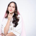 Pevita Pearce Instagram - Seneng banget rasanya bisa bertemu lagi dengan bulan Ramadhan, apalagi moment yang ditunggu-tunggu nantinya itu pada saat lebaran, setuju nggak sama aku kalau inilah saatnya mempercantik diri untuk Cantik Saat Lebaran nanti🤍 Makanya aku tetep rutin perawatan di klinik kesayangan aku di @zapcoid yang selalu bantu aku untuk tampil cantik maksimal, salah satu yang paling bikin aku penasaran adalah treatment terbaru mereka yaitu ZAPtox Micro Injection yang bisa atasi oily skin dan kecilin pori-pori lebih cepat, dan yang bikin aku makin seneng karena ZAP lagi adain promo spesial untuk Cantik Saat Lebaran diskon hingga 50%🥰 Yuk NgeZAP samaan kaya aku, siapa tahu kita ketemu😉 Jangan lupa tag aku ya kalau kamu lagi NgeZAP💚 #zapclinic #cantiksaatlebaran #csl #zap