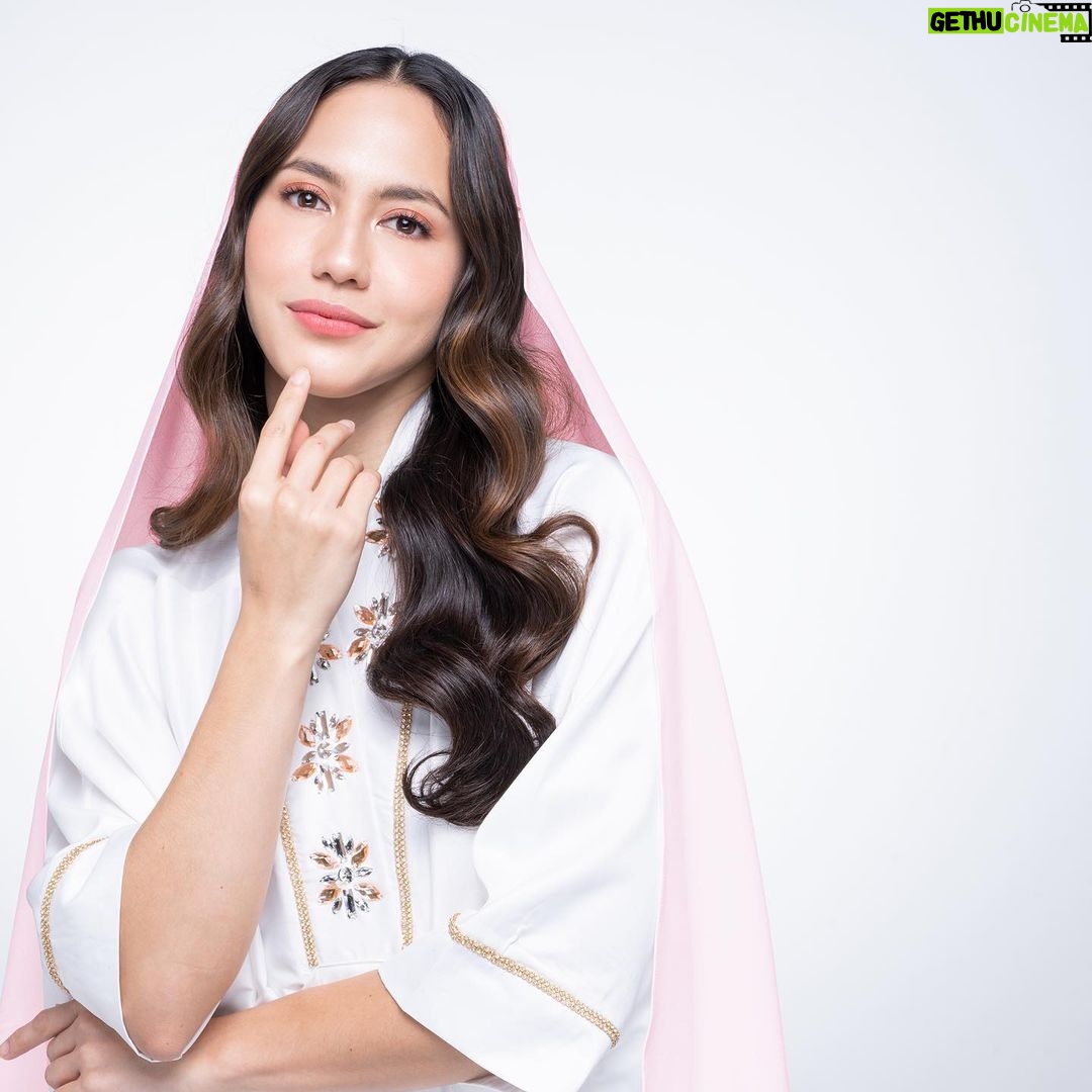 Pevita Pearce Instagram - Seneng banget rasanya bisa bertemu lagi dengan bulan Ramadhan, apalagi moment yang ditunggu-tunggu nantinya itu pada saat lebaran, setuju nggak sama aku kalau inilah saatnya mempercantik diri untuk Cantik Saat Lebaran nantiš¤ Makanya aku tetep rutin perawatan di klinik kesayangan aku di @zapcoid yang selalu bantu aku untuk tampil cantik maksimal, salah satu yang paling bikin aku penasaran adalah treatment terbaru mereka yaitu ZAPtox Micro Injection yang bisa atasi oily skin dan kecilin pori-pori lebih cepat, dan yang bikin aku makin seneng karena ZAP lagi adain promo spesial untuk Cantik Saat Lebaran diskon hingga 50%š„° Yuk NgeZAP samaan kaya aku, siapa tahu kita ketemuš Jangan lupa tag aku ya kalau kamu lagi NgeZAPš #zapclinic #cantiksaatlebaran #csl #zap