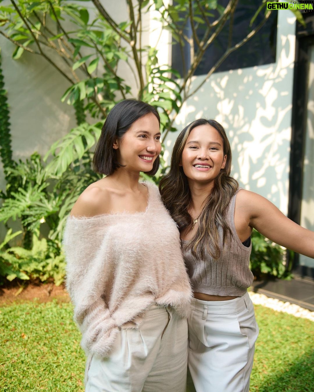 Pevita Pearce Instagram - Mau cerita boleh? This is my highschool bestfriend since 2010 -namanya Livy. Kita dari 2016-2017 punya mimpi bikin project bareng tapi kita takut. Kita ngerasa kita ngga cukup kompeten dan kita scared of the unknown. But then we had an epiphany - ngga ada yang lebih sakit dari pada ngga berusaha sama sekali. Jadi di 2020 we decided to take a leap of faith untuk bikin company dan kejar mimpi kita. Fast forward 3 tahun kemudian, here we are, dan mimpi kita udah mau release! It's been an amazing journey filled with ups & downs. Thanks Livy for being my rock throughout this journey. Cheers the beginning of our dreams✨🤍 This post is a reminder for you to take a leap and make your dreams a reality! (Ngga bakal gampang tapi pasti akan worth it) ✨✨✨✨ THANK YOU FOR READING THIS 💘🤏🏻