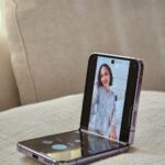 Pevita Pearce Instagram - Bulan Ramadan waktunya bukber sana-sini. Biar foto bareng pas bukber gak gitu-gitu aja, I like to use my #GalaxyZFlip4 5G using its FlexCam! Flex it and peace ✌🏻 Psst, ada PROMO #MaknaiRamadanSamsung CASHBACK hingga Rp1,5 juta & promo menarik lainnya lho sampai 30 April 2023! Pas banget kaan abis dapet THR 😉