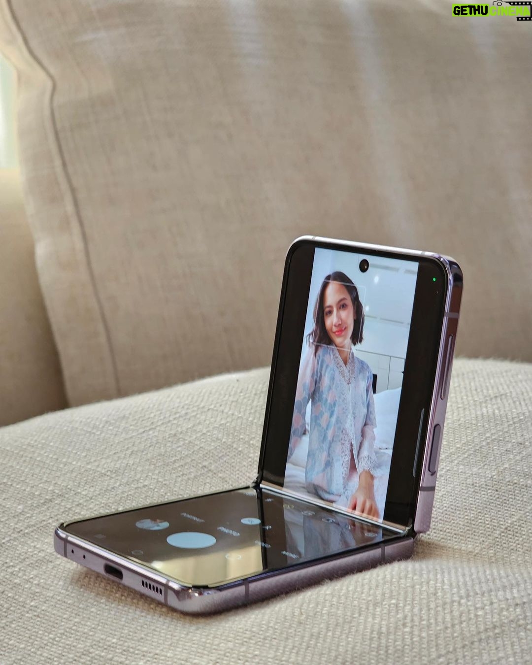 Pevita Pearce Instagram - Bulan Ramadan waktunya bukber sana-sini. Biar foto bareng pas bukber gak gitu-gitu aja, I like to use my #GalaxyZFlip4 5G using its FlexCam! Flex it and peace βπ» Psst, ada PROMO #MaknaiRamadanSamsung CASHBACK hingga Rp1,5 juta & promo menarik lainnya lho sampai 30 April 2023! Pas banget kaan abis dapet THR π