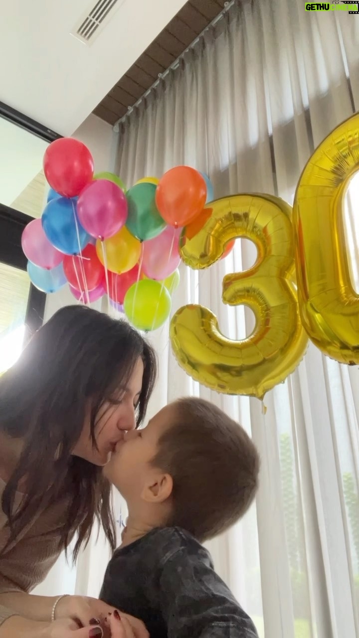 Pevita Pearce Instagram - Oh iya makasih ya 2022 ~ tahun kemarin aku belajar bangkit, belajar untuk ngga "settle for less", belajar bahagia dari kesederhanaan. Love 2022 💖