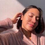 Pevita Pearce Instagram - Happy & healthy skin appreciation post ✨ aku ngerasa setiap aku mindful & aware sama rutinitas aku dari minum air putih yang cukup + olahraga + makan sehat + tidur cukup + stress management + gratitude journal jadi manifest bukan cuma kulit tapi badan aku juga jadi happy & healthy ✨🤍 (tapi kulit aku ga selalu gini sih... Kapan-kapan aku share juga ya pas kulit aku lagi unhappy & unhealthy) have an amazing day guys 🤍