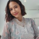 Pevita Pearce Instagram - Bulan Ramadan waktunya bukber sana-sini. Biar foto bareng pas bukber gak gitu-gitu aja, I like to use my #GalaxyZFlip4 5G using its FlexCam! Flex it and peace ✌🏻 Psst, ada PROMO #MaknaiRamadanSamsung CASHBACK hingga Rp1,5 juta & promo menarik lainnya lho sampai 30 April 2023! Pas banget kaan abis dapet THR 😉