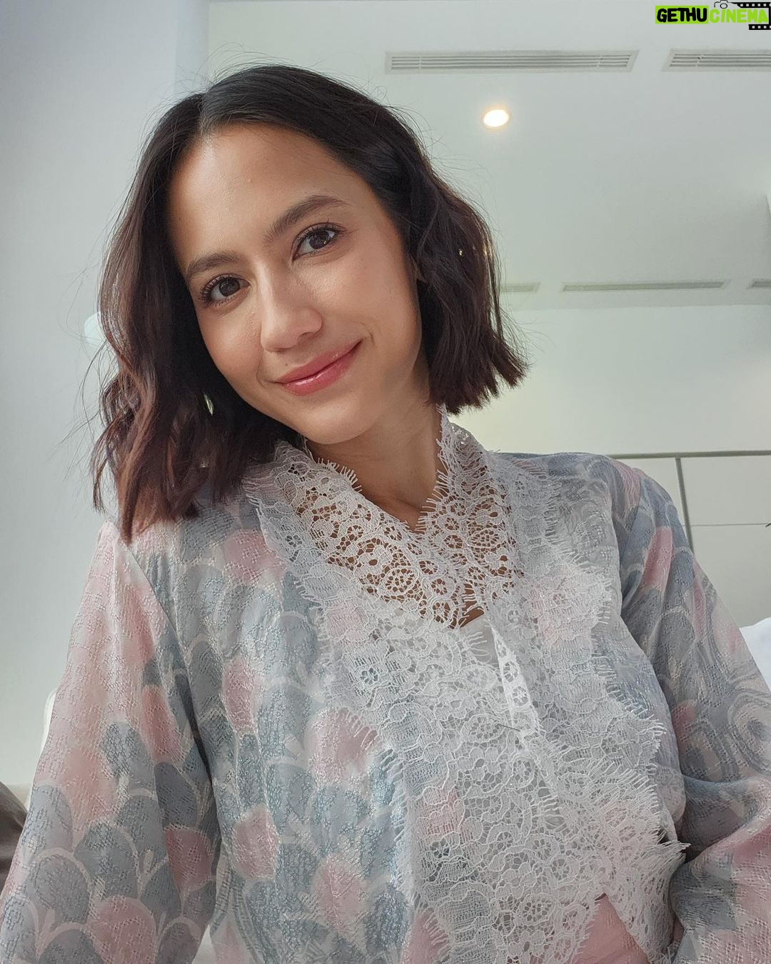 Pevita Pearce Instagram - Bulan Ramadan waktunya bukber sana-sini. Biar foto bareng pas bukber gak gitu-gitu aja, I like to use my #GalaxyZFlip4 5G using its FlexCam! Flex it and peace βπ» Psst, ada PROMO #MaknaiRamadanSamsung CASHBACK hingga Rp1,5 juta & promo menarik lainnya lho sampai 30 April 2023! Pas banget kaan abis dapet THR π