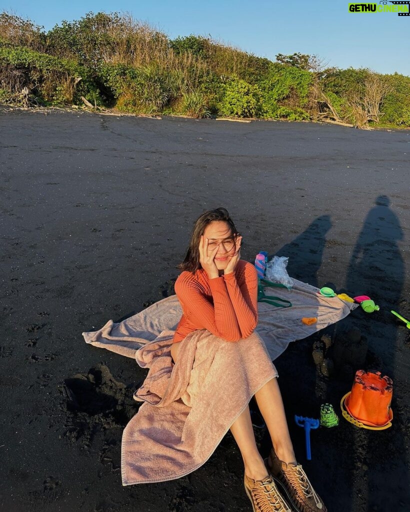 Pevita Pearce Instagram - Do you wanna build a sand castle?