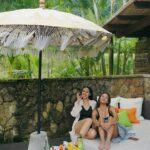 Pevita Pearce Instagram – Can’t get enough of this view & food & my fweeenddsss (ofc) ! Separation anxiety setelah berhari-hari liatnya mereka lagi – mereka lagi. Love you guys
