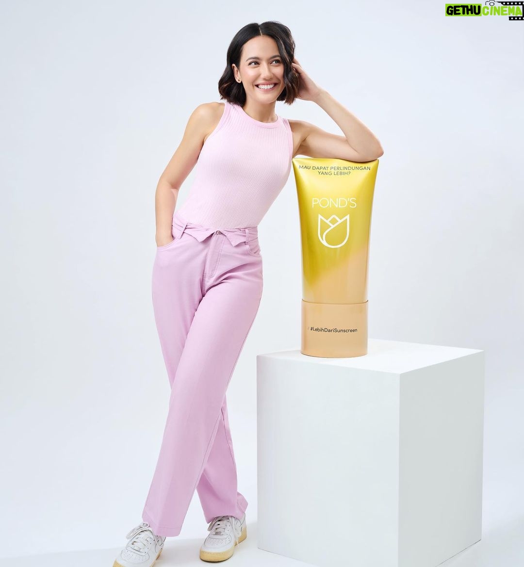 Pevita Pearce Instagram - Amazed banget dikirimin PR package POND’s UV Protect Sun Serum yang #LebihDariSunscreen…… Lebih besar! Sunscreen rasa serum yang serba lebih karena 2x action-nya, melindungi dari sinar UV sekaligus mencerahkan wajah. Dapat UV Camera juga guys, biar langsung terlihat perlindungannya di bawah sinar UV. Jadi ngerasa lebih terlindungi tiap mau aktivitas di bawah sinar UV berlebih, POND’S UV Protect Sun Serum ini #LebihDariSunscreen biar bisa tampil lebih everyday. Thank you so much @pondsindonesia