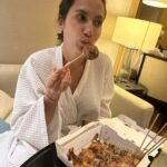 Pevita Pearce Instagram – Good to be back here in Krung Thep Maha Nakhon, aka Bangkok 🖤 what’s good? Rekomendasi tempat makan dong disini ~