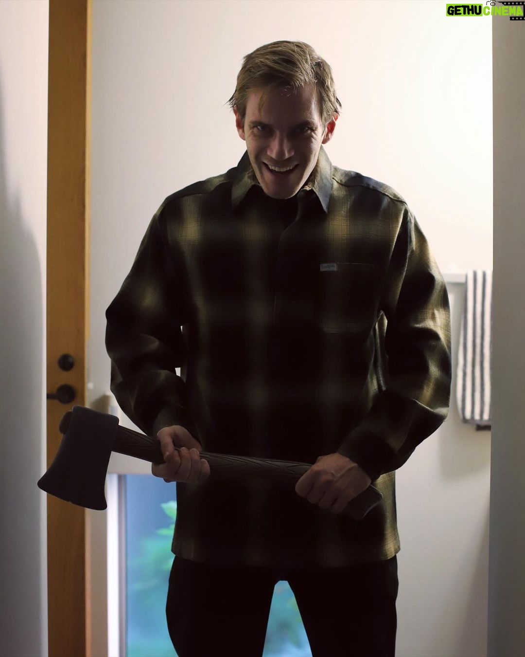 PewDiePie Instagram - Happy Halloween from the Torrance family. 🎃