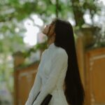 Phạm Nguyễn Lan Thy Instagram - Dưới hàng cây lá nhỏ li ti, có mắt ai trông một bóng dáng đi về
