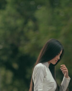 Phạm Nguyễn Lan Thy Instagram - Dưới hàng cây lá nhỏ li ti, có mắt ai trông một bóng dáng đi về