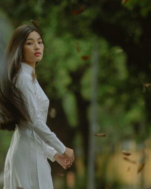 Phạm Nguyễn Lan Thy Instagram - Dưới hàng cây lá nhỏ li ti, có mắt ai trông một bóng dáng đi về