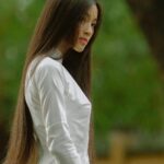 Phạm Nguyễn Lan Thy Instagram - Dưới hàng cây lá nhỏ li ti, có mắt ai trông một bóng dáng đi về