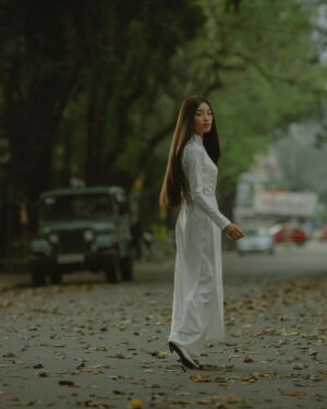 Phạm Nguyễn Lan Thy Instagram - Dưới hàng cây lá nhỏ li ti, có mắt ai trông một bóng dáng đi về