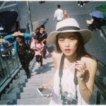 Phạm Nguyễn Lan Thy Instagram - Bangkok. Trôi bồng bềnh trên dòng Chao Phraya vào cuối ngày nắng inh đầu, ngắm nhìn những mái ngói giờ chỉ còn là những đường nét in bằng những tia sáng cuối cùng, mình trong phút chốc được quyền quên mất bản thân, quên đi những áp lực trách nhiệm ở Sài Gòn, chỉ đơn giản là hoà hơi thở của mình vào nhịp điệu chung nơi thành phố lạ. Một người có cần một nơi chốn? Đôi khi chính bản thân mình đã là một nơi chốn, khi ta làm ta đủ tròn đầy. #Thy