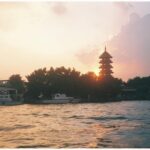 Phạm Nguyễn Lan Thy Instagram - Bangkok. Trôi bồng bềnh trên dòng Chao Phraya vào cuối ngày nắng inh đầu, ngắm nhìn những mái ngói giờ chỉ còn là những đường nét in bằng những tia sáng cuối cùng, mình trong phút chốc được quyền quên mất bản thân, quên đi những áp lực trách nhiệm ở Sài Gòn, chỉ đơn giản là hoà hơi thở của mình vào nhịp điệu chung nơi thành phố lạ. Một người có cần một nơi chốn? Đôi khi chính bản thân mình đã là một nơi chốn, khi ta làm ta đủ tròn đầy. #Thy
