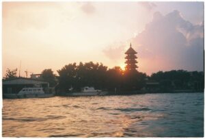 Phạm Nguyễn Lan Thy Instagram - Bangkok.

Trôi bồng bềnh trên dòng Chao Phraya vào cuối ngày nắng inh đầu, ngắm nhìn những mái ngói giờ chỉ còn là những đường nét in bằng những tia sáng cuối cùng, mình trong phút chốc được quyền quên mất bản thân, quên đi những áp lực trách nhiệm ở Sài Gòn, chỉ đơn giản là hoà hơi thở của mình vào nhịp điệu chung nơi thành phố lạ.

Một người có cần một nơi chốn? Đôi khi chính bản thân mình đã là một nơi chốn, khi ta làm ta đủ tròn đầy.

#Thy