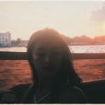 Phạm Nguyễn Lan Thy Instagram - Bangkok. Trôi bồng bềnh trên dòng Chao Phraya vào cuối ngày nắng inh đầu, ngắm nhìn những mái ngói giờ chỉ còn là những đường nét in bằng những tia sáng cuối cùng, mình trong phút chốc được quyền quên mất bản thân, quên đi những áp lực trách nhiệm ở Sài Gòn, chỉ đơn giản là hoà hơi thở của mình vào nhịp điệu chung nơi thành phố lạ. Một người có cần một nơi chốn? Đôi khi chính bản thân mình đã là một nơi chốn, khi ta làm ta đủ tròn đầy. #Thy