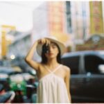 Phạm Nguyễn Lan Thy Instagram - Bangkok. Trôi bồng bềnh trên dòng Chao Phraya vào cuối ngày nắng inh đầu, ngắm nhìn những mái ngói giờ chỉ còn là những đường nét in bằng những tia sáng cuối cùng, mình trong phút chốc được quyền quên mất bản thân, quên đi những áp lực trách nhiệm ở Sài Gòn, chỉ đơn giản là hoà hơi thở của mình vào nhịp điệu chung nơi thành phố lạ. Một người có cần một nơi chốn? Đôi khi chính bản thân mình đã là một nơi chốn, khi ta làm ta đủ tròn đầy. #Thy