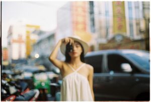 Phạm Nguyễn Lan Thy Instagram - Bangkok.

Trôi bồng bềnh trên dòng Chao Phraya vào cuối ngày nắng inh đầu, ngắm nhìn những mái ngói giờ chỉ còn là những đường nét in bằng những tia sáng cuối cùng, mình trong phút chốc được quyền quên mất bản thân, quên đi những áp lực trách nhiệm ở Sài Gòn, chỉ đơn giản là hoà hơi thở của mình vào nhịp điệu chung nơi thành phố lạ.

Một người có cần một nơi chốn? Đôi khi chính bản thân mình đã là một nơi chốn, khi ta làm ta đủ tròn đầy.

#Thy