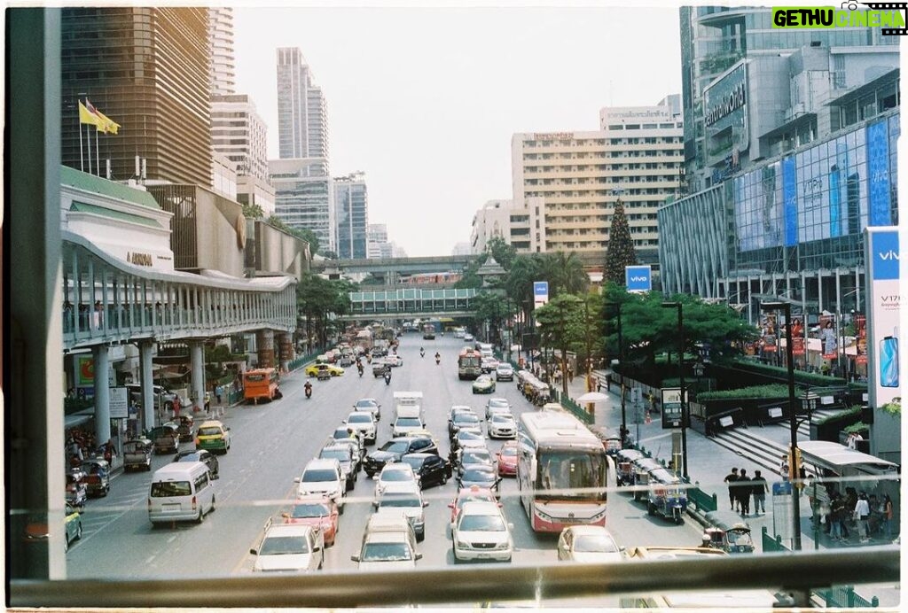 Phạm Nguyễn Lan Thy Instagram - Bangkok. Trôi bồng bềnh trên dòng Chao Phraya vào cuối ngày nắng inh đầu, ngắm nhìn những mái ngói giờ chỉ còn là những đường nét in bằng những tia sáng cuối cùng, mình trong phút chốc được quyền quên mất bản thân, quên đi những áp lực trách nhiệm ở Sài Gòn, chỉ đơn giản là hoà hơi thở của mình vào nhịp điệu chung nơi thành phố lạ. Một người có cần một nơi chốn? Đôi khi chính bản thân mình đã là một nơi chốn, khi ta làm ta đủ tròn đầy. #Thy