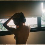 Phạm Nguyễn Lan Thy Instagram - Bangkok. Trôi bồng bềnh trên dòng Chao Phraya vào cuối ngày nắng inh đầu, ngắm nhìn những mái ngói giờ chỉ còn là những đường nét in bằng những tia sáng cuối cùng, mình trong phút chốc được quyền quên mất bản thân, quên đi những áp lực trách nhiệm ở Sài Gòn, chỉ đơn giản là hoà hơi thở của mình vào nhịp điệu chung nơi thành phố lạ. Một người có cần một nơi chốn? Đôi khi chính bản thân mình đã là một nơi chốn, khi ta làm ta đủ tròn đầy. #Thy