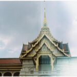 Phạm Nguyễn Lan Thy Instagram - Bangkok. Trôi bồng bềnh trên dòng Chao Phraya vào cuối ngày nắng inh đầu, ngắm nhìn những mái ngói giờ chỉ còn là những đường nét in bằng những tia sáng cuối cùng, mình trong phút chốc được quyền quên mất bản thân, quên đi những áp lực trách nhiệm ở Sài Gòn, chỉ đơn giản là hoà hơi thở của mình vào nhịp điệu chung nơi thành phố lạ. Một người có cần một nơi chốn? Đôi khi chính bản thân mình đã là một nơi chốn, khi ta làm ta đủ tròn đầy. #Thy