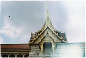 Phạm Nguyễn Lan Thy Instagram - Bangkok. Trôi bồng bềnh trên dòng Chao Phraya vào cuối ngày nắng inh đầu, ngắm nhìn những mái ngói giờ chỉ còn là những đường nét in bằng những tia sáng cuối cùng, mình trong phút chốc được quyền quên mất bản thân, quên đi những áp lực trách nhiệm ở Sài Gòn, chỉ đơn giản là hoà hơi thở của mình vào nhịp điệu chung nơi thành phố lạ. Một người có cần một nơi chốn? Đôi khi chính bản thân mình đã là một nơi chốn, khi ta làm ta đủ tròn đầy. #Thy