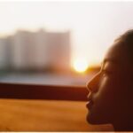 Phạm Nguyễn Lan Thy Instagram - Bangkok. Trôi bồng bềnh trên dòng Chao Phraya vào cuối ngày nắng inh đầu, ngắm nhìn những mái ngói giờ chỉ còn là những đường nét in bằng những tia sáng cuối cùng, mình trong phút chốc được quyền quên mất bản thân, quên đi những áp lực trách nhiệm ở Sài Gòn, chỉ đơn giản là hoà hơi thở của mình vào nhịp điệu chung nơi thành phố lạ. Một người có cần một nơi chốn? Đôi khi chính bản thân mình đã là một nơi chốn, khi ta làm ta đủ tròn đầy. #Thy