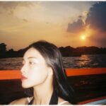 Phạm Nguyễn Lan Thy Instagram - Bangkok. Trôi bồng bềnh trên dòng Chao Phraya vào cuối ngày nắng inh đầu, ngắm nhìn những mái ngói giờ chỉ còn là những đường nét in bằng những tia sáng cuối cùng, mình trong phút chốc được quyền quên mất bản thân, quên đi những áp lực trách nhiệm ở Sài Gòn, chỉ đơn giản là hoà hơi thở của mình vào nhịp điệu chung nơi thành phố lạ. Một người có cần một nơi chốn? Đôi khi chính bản thân mình đã là một nơi chốn, khi ta làm ta đủ tròn đầy. #Thy