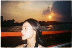 Phạm Nguyễn Lan Thy Instagram - Bangkok.

Trôi bồng bềnh trên dòng Chao Phraya vào cuối ngày nắng inh đầu, ngắm nhìn những mái ngói giờ chỉ còn là những đường nét in bằng những tia sáng cuối cùng, mình trong phút chốc được quyền quên mất bản thân, quên đi những áp lực trách nhiệm ở Sài Gòn, chỉ đơn giản là hoà hơi thở của mình vào nhịp điệu chung nơi thành phố lạ.

Một người có cần một nơi chốn? Đôi khi chính bản thân mình đã là một nơi chốn, khi ta làm ta đủ tròn đầy.

#Thy