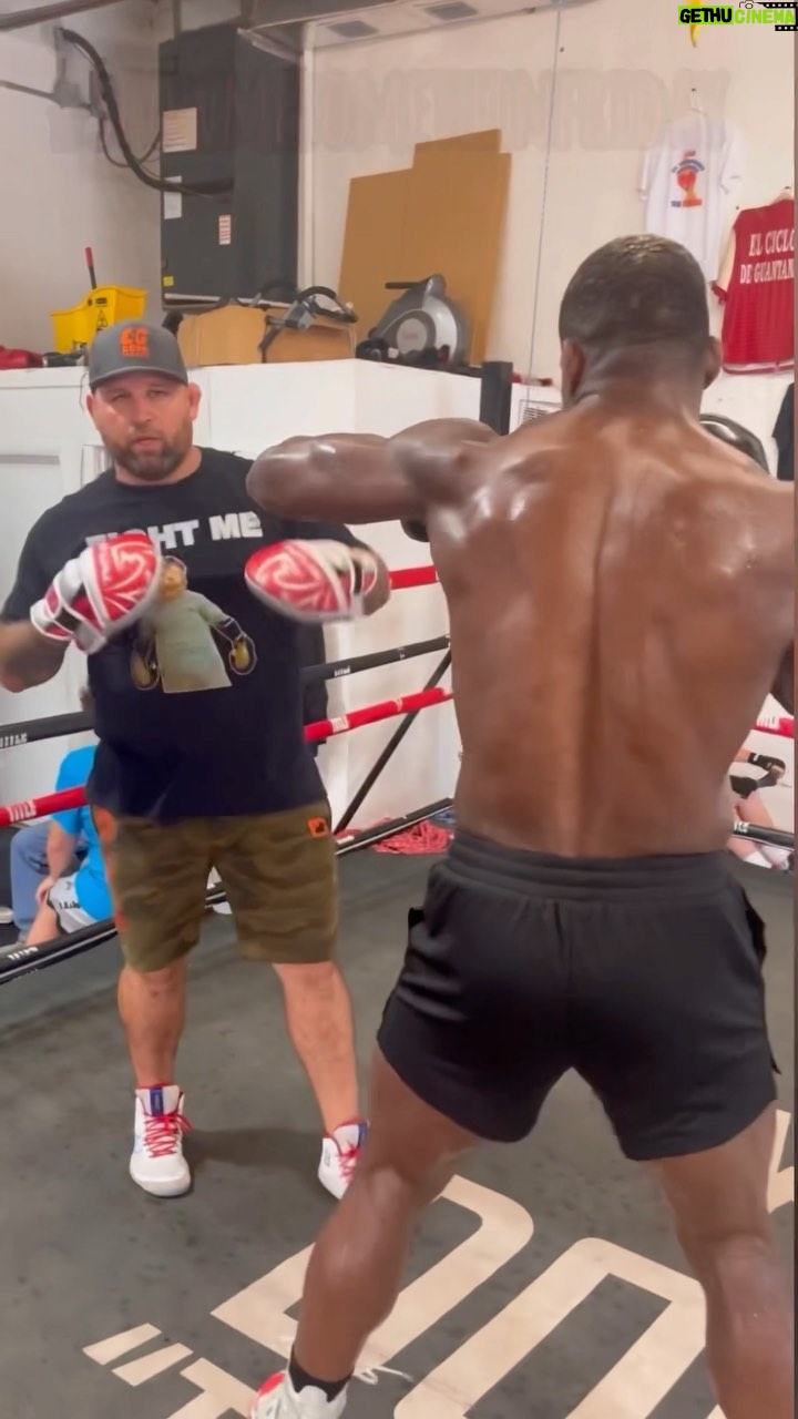 Phil Hawes Instagram - 🚨 #showmesomethinfriday ❓Who- @dietter_navarro_202020_ ❓what- ways to counter the cross Hope you enjoyed! Next weeks episode we’re taking it out of the gym 😉 👊🏾 #nohypefriday #boxing #ufc Miami Beach, Florida