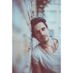 Philipp Christopher Instagram - Against the wall. Photo by @verobielinski 😘😘🙏🙏 #photography #men #challenge #wallsaremeantforclimbing