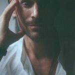 Philipp Christopher Instagram - Wenn wir aufhören zu hinterfragen, bleiben wir stehen. Die Erde ist nicht von einem zum anderen Tag rund geworden. Das war sie schon seit langer Zeit. Nur haben wir es nicht gesehen und anderen geglaubt, die uns ihre Welt erklärten. If we stop asking questions, we stop moving. This planet has not become round over the course of a few days. It’s been like this for a long time. We just didn’t see it and believed in someone else’s world. #useyourownhead #thinkclearly Photo by @jaccomeysner 🙏😘