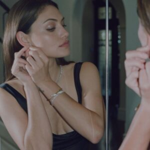 Phoebe Tonkin Instagram - season of sparkle 💎✨ @tiffanyandco #Atiffanyholiday #tiffanypartner