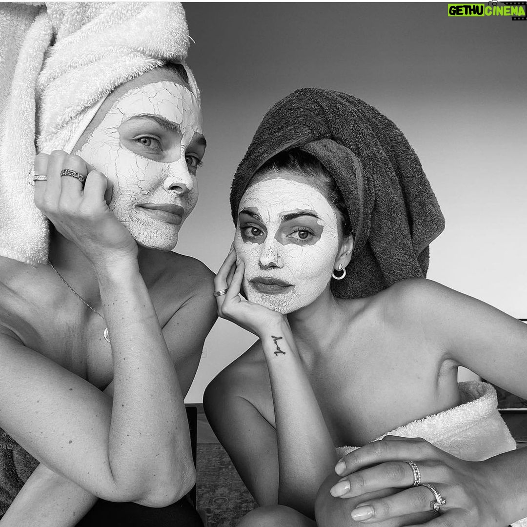 Phoebe Tonkin Instagram - happy birthday @laraworthington ily so much 🌹