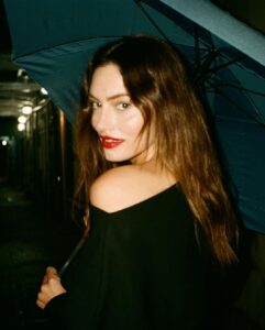Phoebe Tonkin Instagram - ♥️ @khaite_ny @voguemagazine @andiejjane @emmajademorrison @deannahaganmua @ritamarmor x The Plaza Hotel