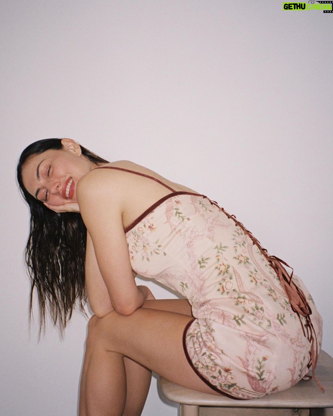 Phoebe Tonkin Instagram - Spring girlie 🌸