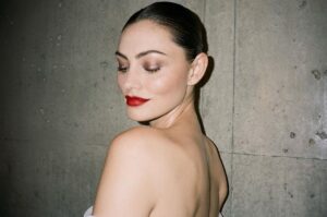 Phoebe Tonkin Instagram - @vogueaustralia 

@chanel.beauty 
@chanelofficial 
📷 @herobeanstevenson
