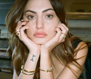 Phoebe Tonkin Instagram - 💎 #atiffanyholiday @tiffanyandco #tiffanypartner