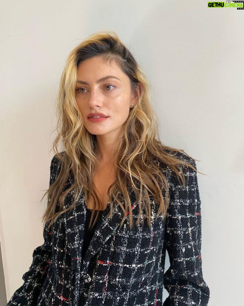 Phoebe Tonkin Instagram - Wonderful wonderful evening celebrating women in film @australianwomensfilmfestival congratulations to everyone involved, an inspiring display of up and coming female talent 💕 Thank you for having me on your judging panel in such beautiful company Wearing @chanelofficial With my loves @victoriabaron & @sophierobertshair xx