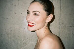 Phoebe Tonkin Instagram - @vogueaustralia 

@chanel.beauty 
@chanelofficial 
📷 @herobeanstevenson
