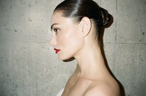 Phoebe Tonkin Instagram - @vogueaustralia 

@chanel.beauty 
@chanelofficial 
📷 @herobeanstevenson