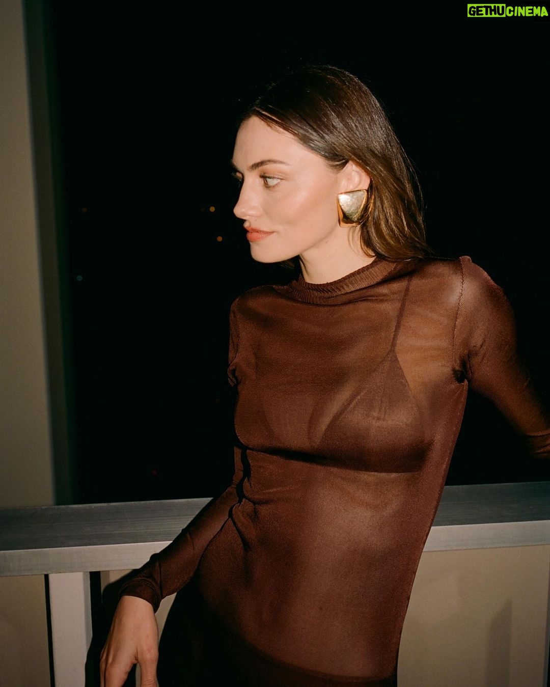 Phoebe Tonkin's striking presence