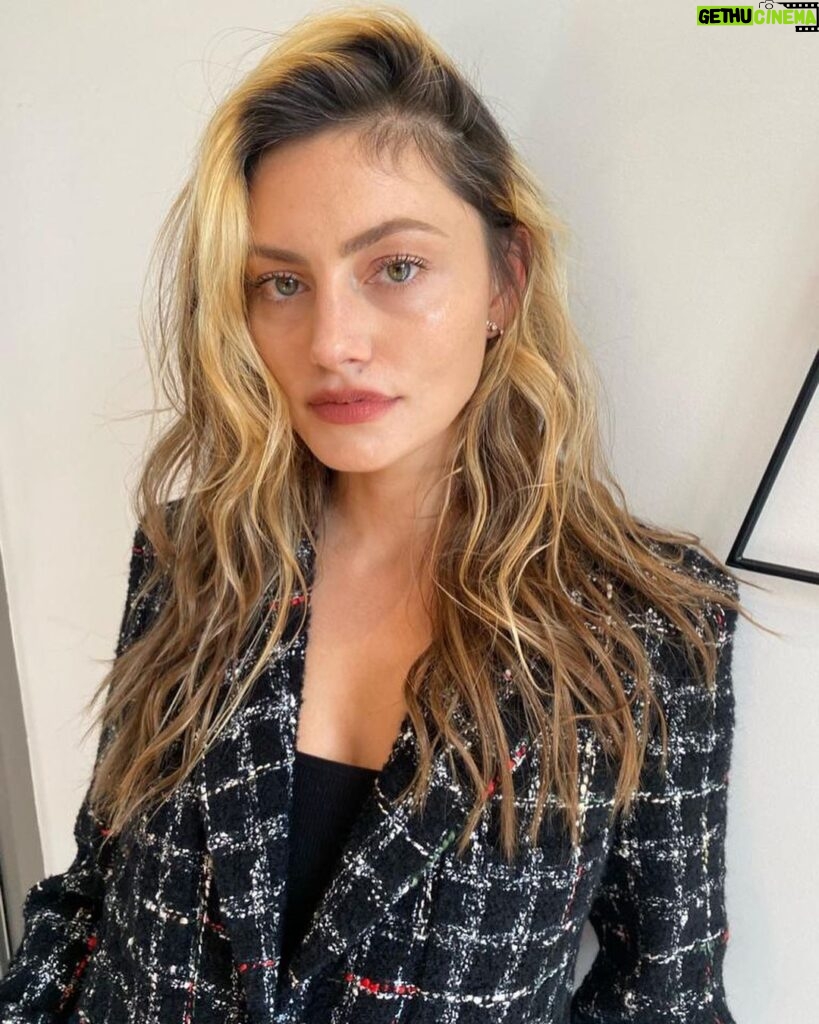 Phoebe Tonkin Instagram - Wonderful wonderful evening celebrating women in film @australianwomensfilmfestival congratulations to everyone involved, an inspiring display of up and coming female talent 💕 Thank you for having me on your judging panel in such beautiful company Wearing @chanelofficial With my loves @victoriabaron & @sophierobertshair xx