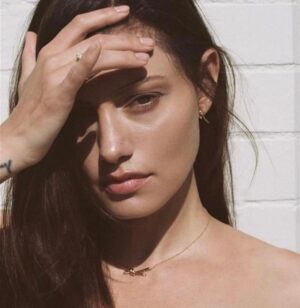 Phoebe Tonkin Instagram - A Tiffany Knot Summer @tiffanyandco #tiffanyknot