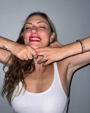 Phoebe Tonkin Instagram - #TiffanyLock @tiffanyandco 🌹 
#tiffanypartner