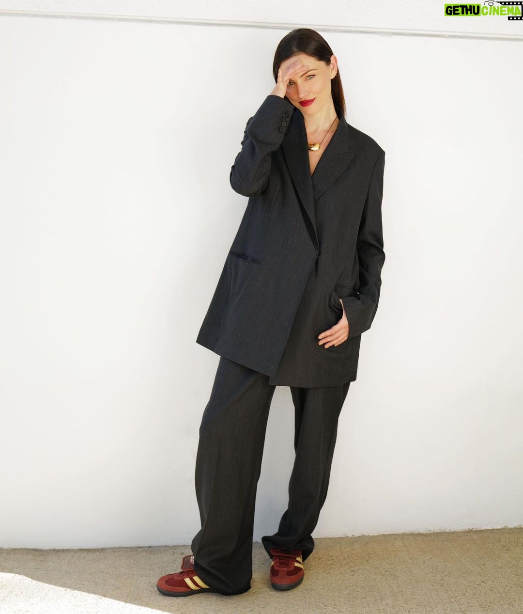 Phoebe Tonkin Instagram - ♥️ @wwd talking all things Boy Swallows Universe @amberasaly @emmajademorrison @therow 🫶